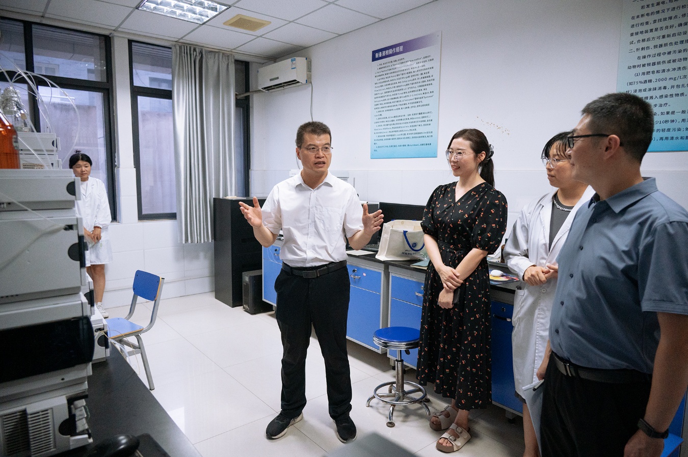 一群人站在房间里AI 生成的内容可能不正确。
