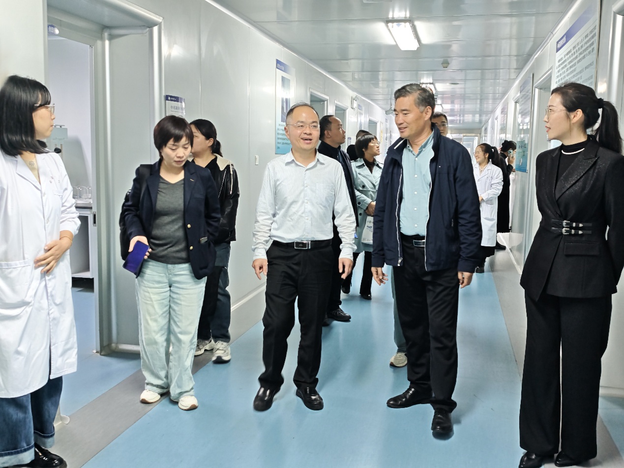 一群人站在门前AI 生成的内容可能不正确。