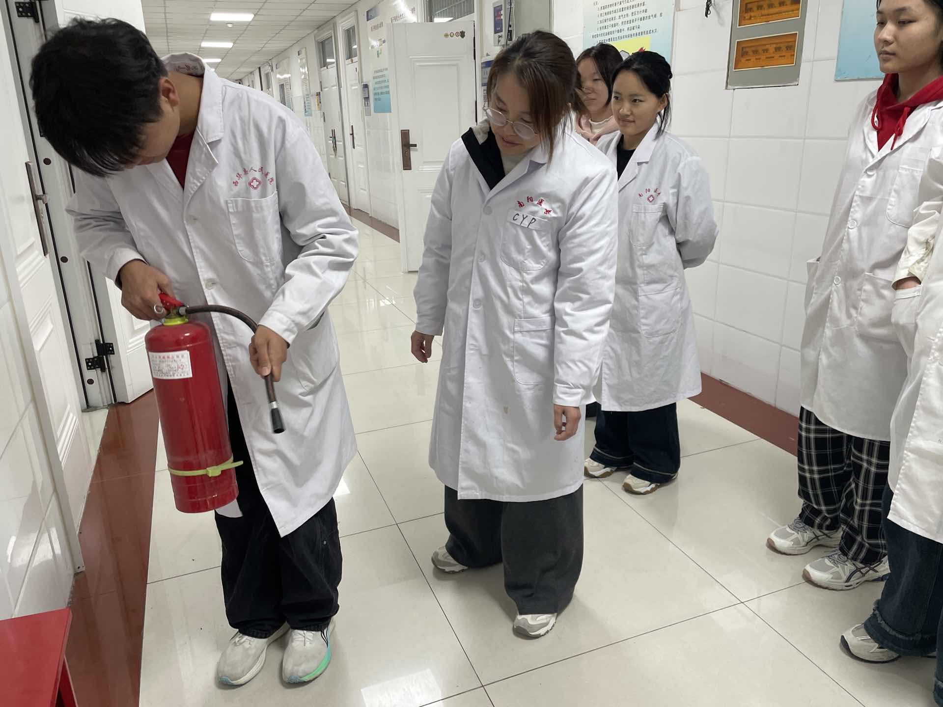 一群穿着白色衣服的男人AI 生成的内容可能不正确。