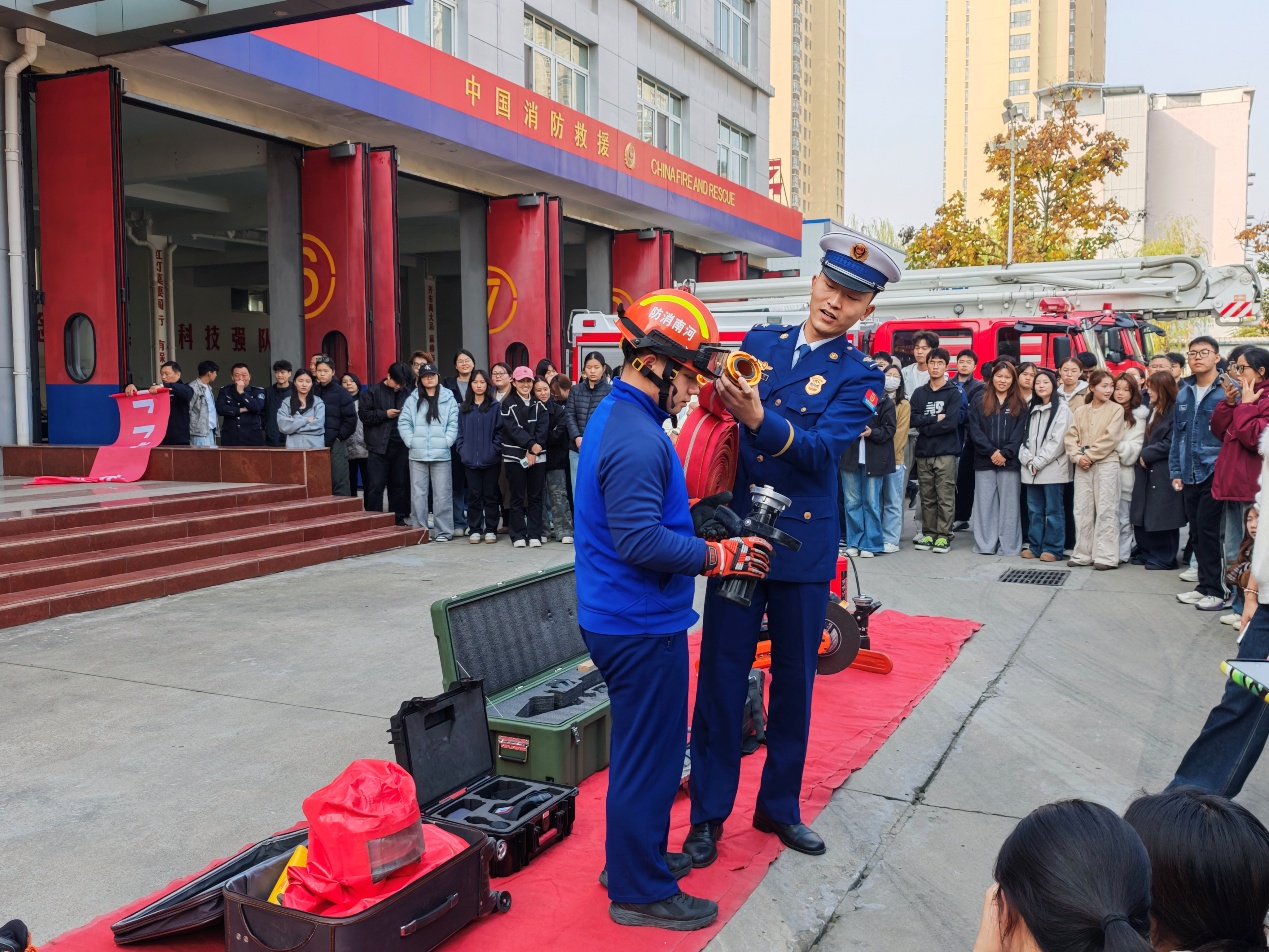 一群人在街道上行走AI 生成的内容可能不正确。