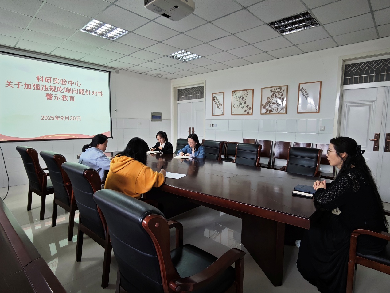 会议室里的人们AI 生成的内容可能不正确。